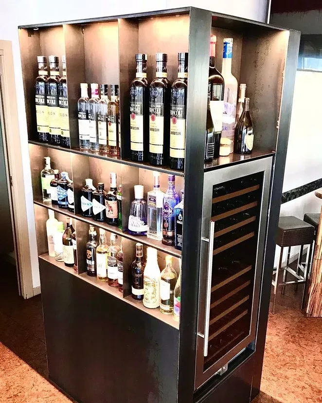Bancone bar in acciaio
