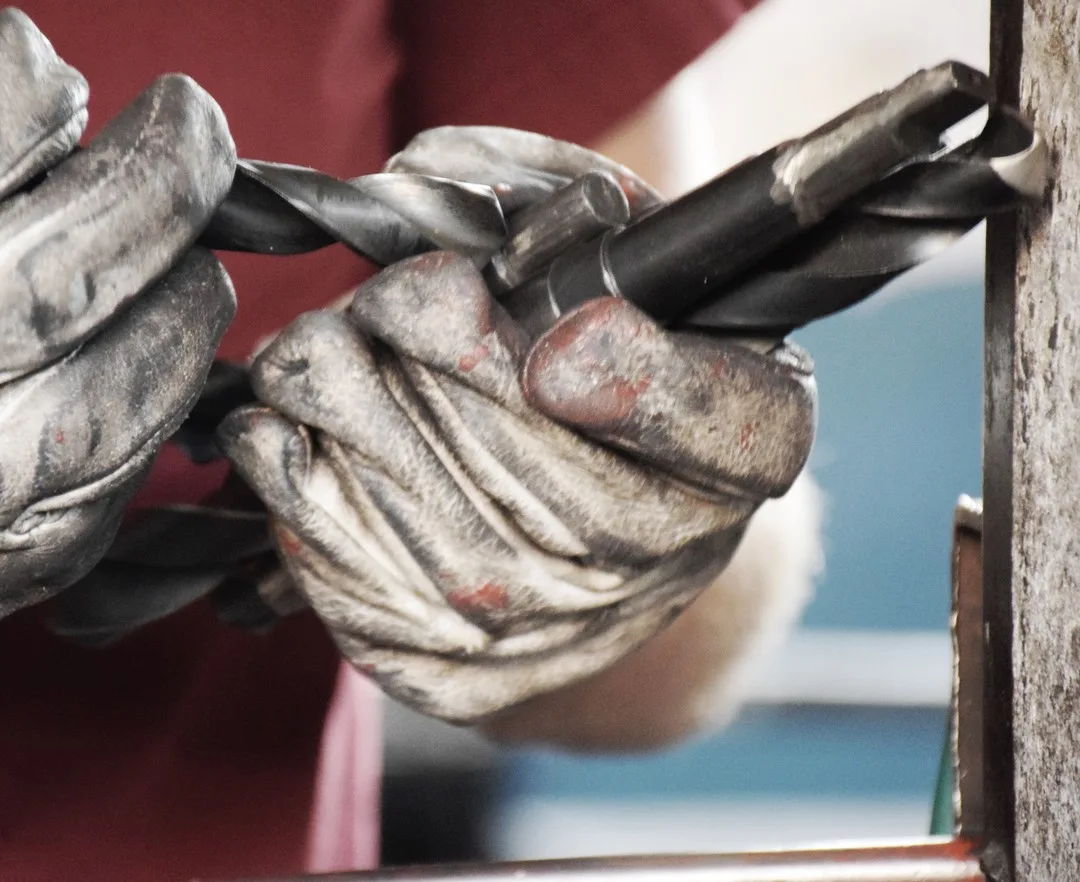 Mani al lavoro sul ferro nell’officina